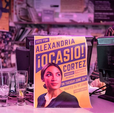 osso saluto fermaglio ocasio cortez campaign poster Data compagno ereditare