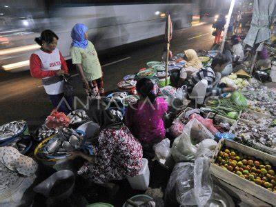 PASAR TUMPAH ERETAN PANTURA ANTARA Foto