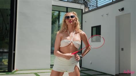 Super Hot Beauty Kenzie Anne Flashes Her Amazing Naked Guns Photos