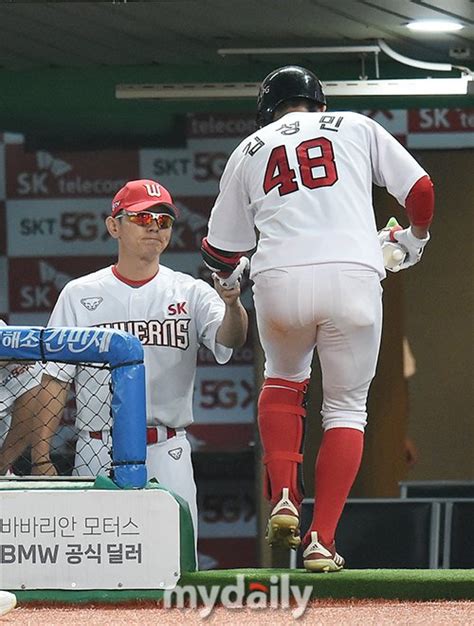 Md포토 박경완 감독대행 김성민 첫 홈런 축하해 네이트 스포츠