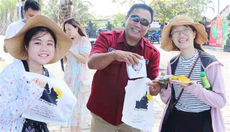 Nusabali Wisatawan Di Tanah Lot Dihadiahi Makanan Ringan Gratis