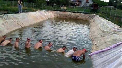 УКЛАДКА ПЛЕНКИ ДЛЯ ПРУДА! С ВОДОЙ И РЫБОЙ!!! - YouTube