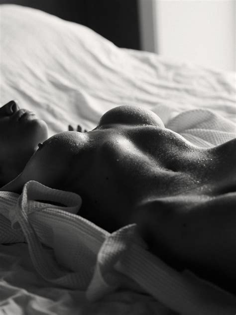 Black White Porn Wallpaper Nude Girl Wet In Bed Naked Pussy Hot Tits Non Retina Ipad