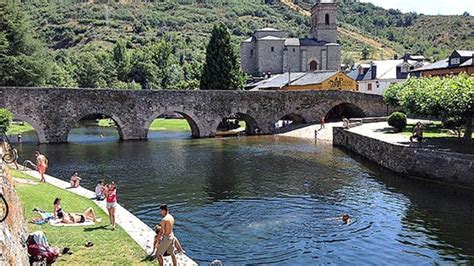 Molinaseca Ya Luce Como Uno De Los Pueblos M S Bonitos De Espa A