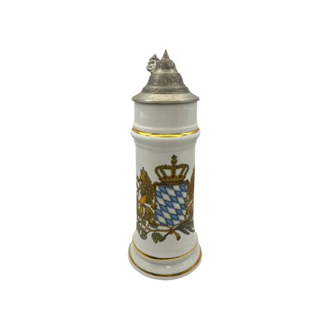 Пивная немецкая кружка с рельефной крышкой Bavaria в бело-желтых тонах ...