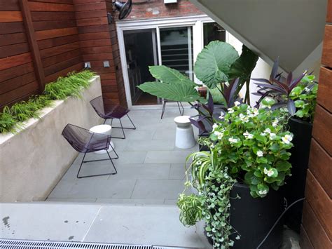 Split Level Condo Garden Renovation Moderne Terrasse Et Patio