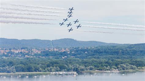 Collisione Fra 2 Aerei Durante Un Air Show In Portogallo 1 Morto La