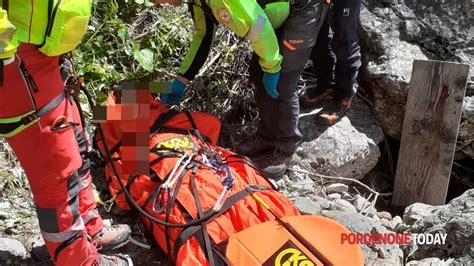 Si Appoggia A Vuoto Per Fare Una Foto In Montagna E Cade Ferita Una Enne