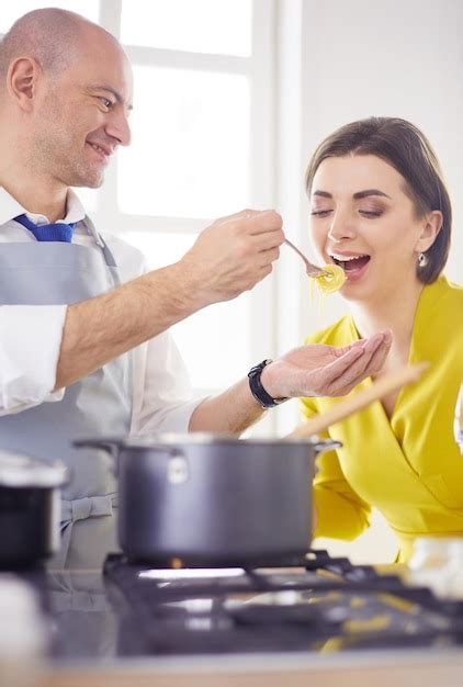 Pareja Cocinando Juntos En La Cocina En Casa Foto Premium