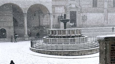 Perugia Sotto La Neve Tra Fascino E Disagi