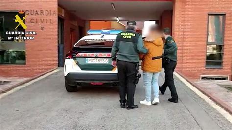 Apuñalado Valencia La Guardia Civil Detiene Al Autor Que Asestó Tres Puñaladas A Un Joven En