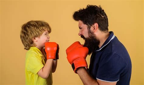 Niño Pequeño Boxeador Con Entrenador En Entrenamiento De Boxeo Niño Con Entrenador De Boxeo