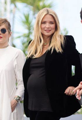 Virginie Efira Affiche Son Baby Bump Cannes Couleurs Sombres