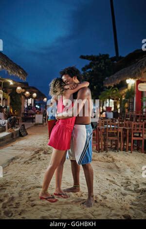 Deux Jeunes Femmes Br Siliennes En Bikini En Fl Nant Travers La Plage De Copacabana Rio De