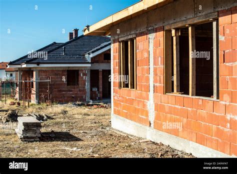 La Construcci N De Una Nueva Casa De Ladrillo Con Techo Negro Peque As