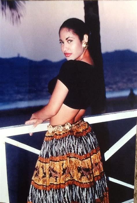 Pin By Erica Mora On Selena Inspo Selena Quintanilla Outfits 90s Latina Fashion Selena