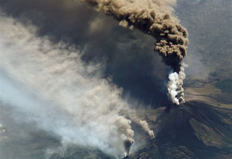 Etna In Eruzione Boati Uditi A Forte Distanza E Tremori Quotidiano