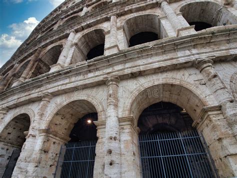 Vista De Gran Angular Lateral Del Antiguo Colosseo En Italia Roma Foto