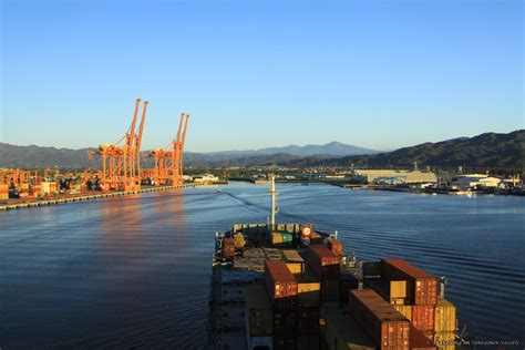 Entering the port of Manzanillo, Mexico | Travelling on container vessels