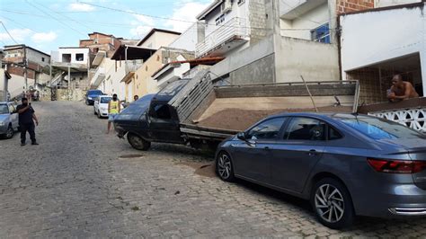 Jacobina Caminh O Desce Ladeira Atinge Carro E Port O De Resid Ncia