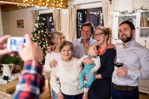 Familia Grande Que Celebra Navidad Fotos De Stock Fotos Libres De