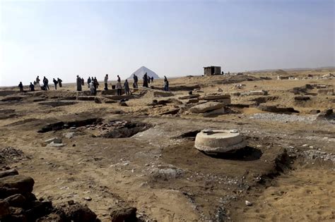 Archaeologists discover ancient mummies south of Cairo