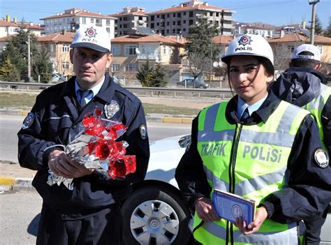 Polislerden Kad Nlara Karanfil Son Dakika