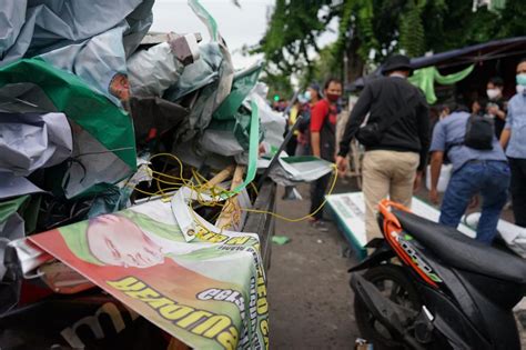 Foto Resmi Dibubarkan Pemerintah Polisi Bongkar Semua Atribut Di