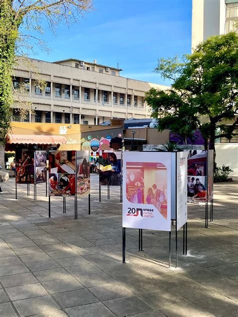 Exposição comemora os 20 anos do Portas Abertas no pátio do Campus