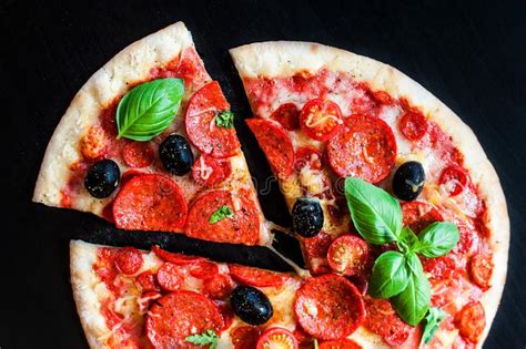 Pizza De Salchichones Italiana Tradicional En Un Fondo Oscuro Con