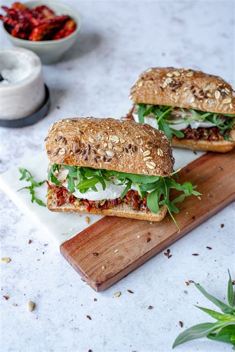 Broodje Met Zongedroogde Tomaten Tapenade Kip En Mozzarella Kokerellen