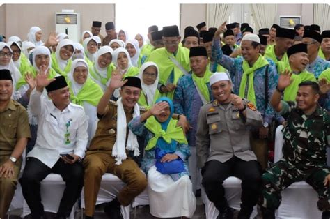 Pj Bupati Muaro Jambi Melepas Keberangkatan 146 Orang Calon Jemaah Haji