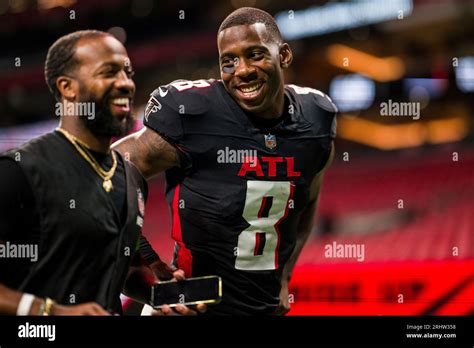 Atlanta Falcons Tight End Kyle Pitts 8 Walks Off The Field After An