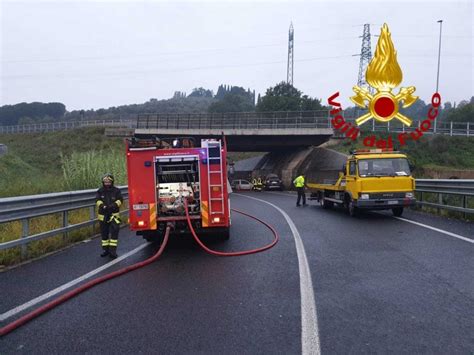 Auto Si Incendia Dopo Un Incidente Lunghe Code Sul Raccordo Firenze