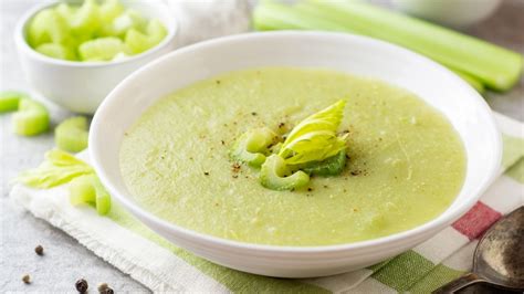 Disfruta De Una Deliciosa Comida Económica Prepara Una Crema De Apio