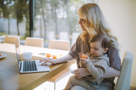 Frau Arbeiten Mit Kind 4 Tipps Für Den Wiedereinstieg