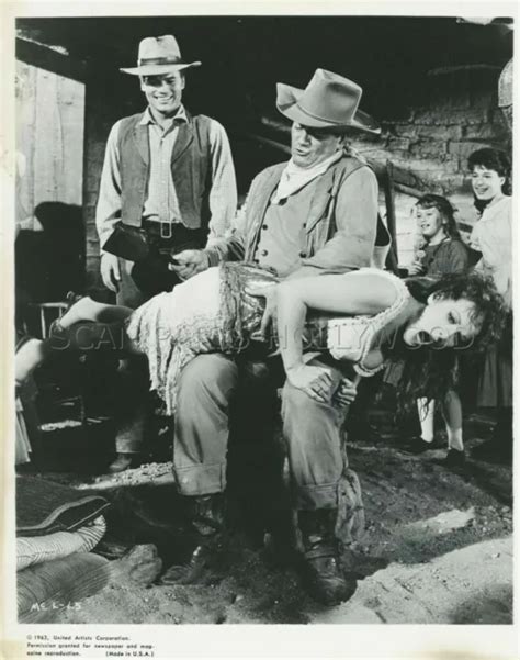 JOHN WAYNE MAUREEN O HARA McLINTOCK 1963 PHOTO ORIGINAL 21 EUR 29 99