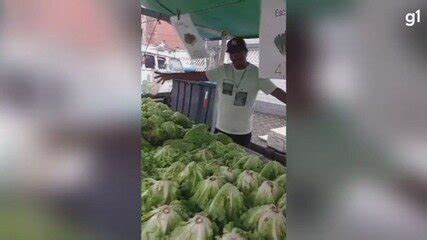 Feirante Que Viralizou Par Dia De Bruno Mars Volta Ao Trabalho