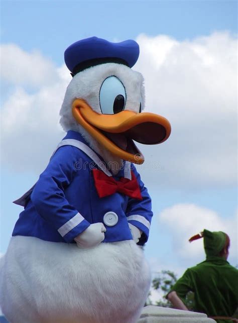 Donald Duck at Disneyland editorial photography. Image of white - 26779487