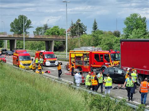 Faits Divers A35 Une Voiture Sencastre Sous Un Poids Lourd Un Mort