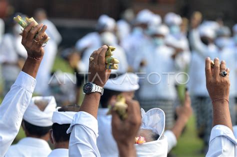 Tradisi Perang Ketupat Di Bali Antara Foto