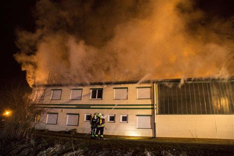 Lagerhalle Geht In Flammen Auf