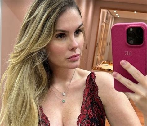 Bárbara Evans mostra resultado de plástica decote ousado