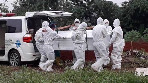 Kisah Sopir Ambulans Angkut Jenazah Covid Ke Pemakaman Hingga Tengah