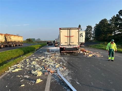 Acidente Entre Dois Caminh Es Deixa Uma Pessoa Morta E Bloqueia