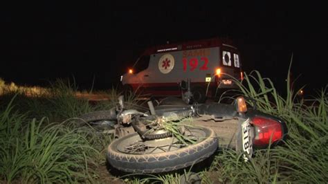 Mulher Fica Ferida Ap S Bater Em Meio Fio E Perder O Controle Da