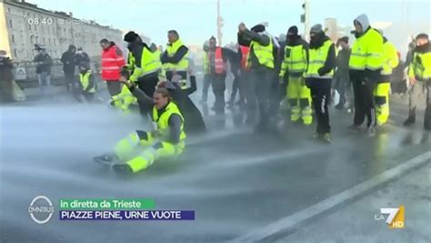 Gli Idranti Della Polizia Contro Il Sit In Dei No Green Pass A Trieste