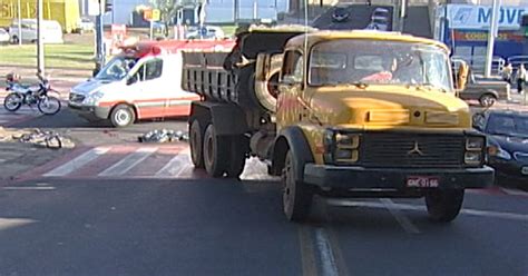 G1 Ciclista morre ao ser atingido por roda de caminhão em Uberaba