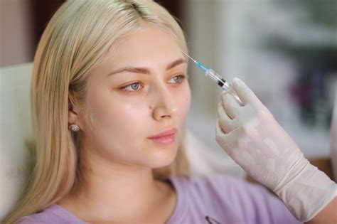 Manos De Cosmet Loga Haciendo Inyecciones En Labios Faciales Mujer