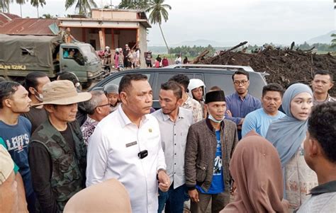 Bupati Solok Bersama Anggota Dpr Ri Kunjungi Korban Banjir Bandang Dan